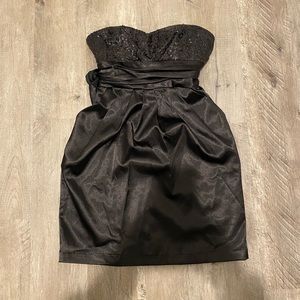 BLACK STRAPLESS DRESS WITH SPARKLE TOP WITH POCKETS